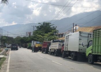 Supir Truk Menginap di Kendaraan Dampak Antrian BBM di Palu