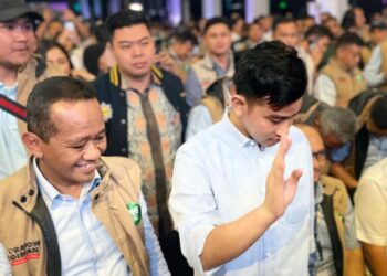Gibran Sebut Fotonya dengan Anggota TNI Tak Berhubungan Pilpres 2024
