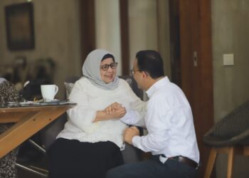 Momen Anies Sungkem ke Ibunda Sebelum Memulai Kampanye