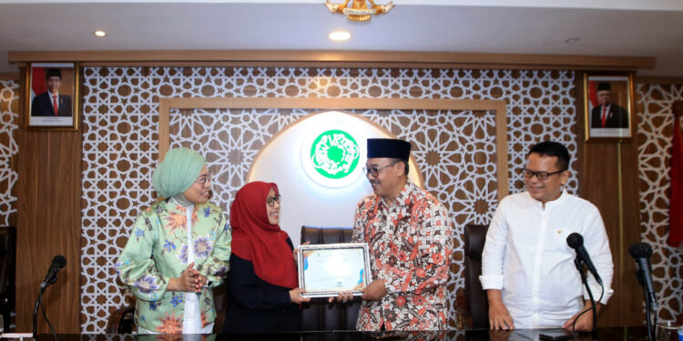 Prudential Syariah Melaksanakan Serah Terima Wakaf Asuransi Jiwa Syariah Melalui LWMUI