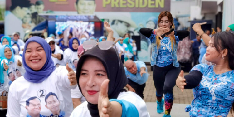 TKN Prabowo-Gibran Gelar Sabtu Biru Langit Ceria, Emak-emak Sambut Pemilu dengan Riang Gembira