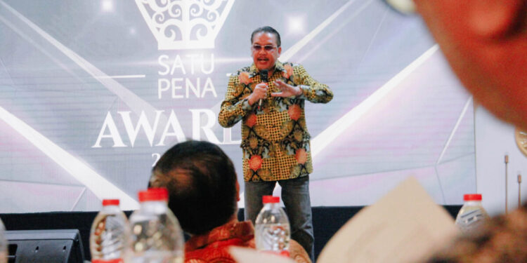 Denny JA Berikan Penghargaan untuk Putu Wijaya dan Komaruddin Hidayat