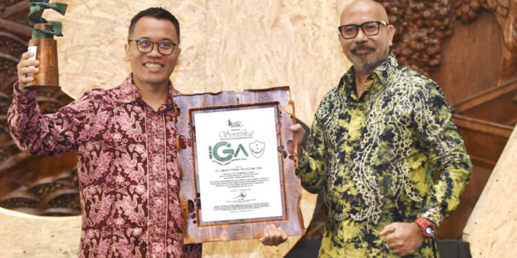 Smartfren Raih Indonesia Green Awards 2024 dengan Program eSIM dan Edukasi Lingkungan Bebas Sampah