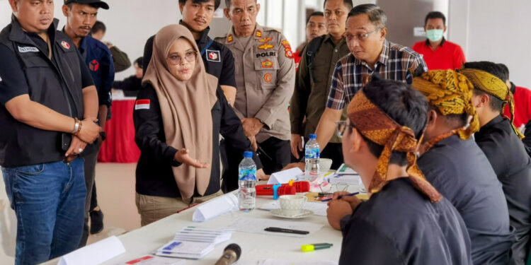 Anggota Bawaslu Lolly Suhenty Awasi Beberapa TPS di Kota Bogor