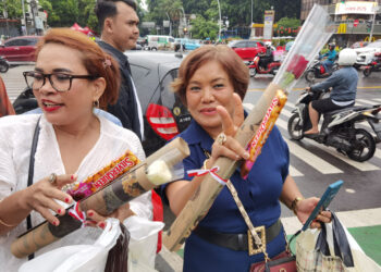 Prabowo-Gibran Unggul di Quick Count, TKN Fanta Bagikan Cokelat dan Bunga ke Masyarakat