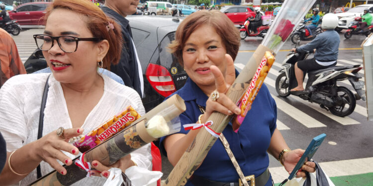 Prabowo-Gibran Unggul di Quick Count, TKN Fanta Bagikan Cokelat dan Bunga ke Masyarakat