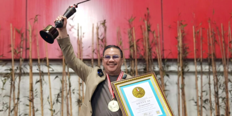 Denny JA Terima The Legend Award Memenangkan Pilpres Lima Kali Berturut- Turut