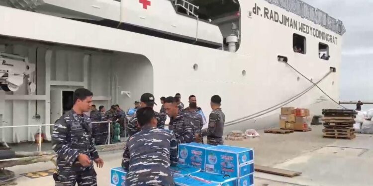 Bawa Berbagai Bantuan dan Le Minerale, KRI dr. Radjiman Wedyodiningrat-992 Telah Tiba di Mesir