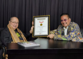 Denny JA Terima MURI untuk Rekor Menangkan Pilpres Lima Kali Berturut- Turut