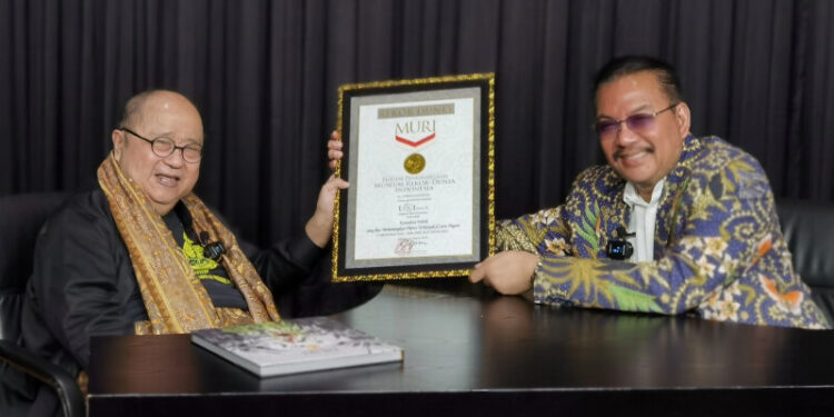 Denny JA Terima MURI untuk Rekor Menangkan Pilpres Lima Kali Berturut- Turut