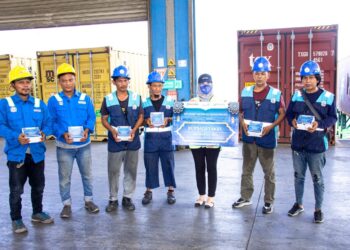 Pelindo Solusi Logistik Libatkan UMKM Bagikan Takjil untuk TKBM dan Masyarakat Sekitar
