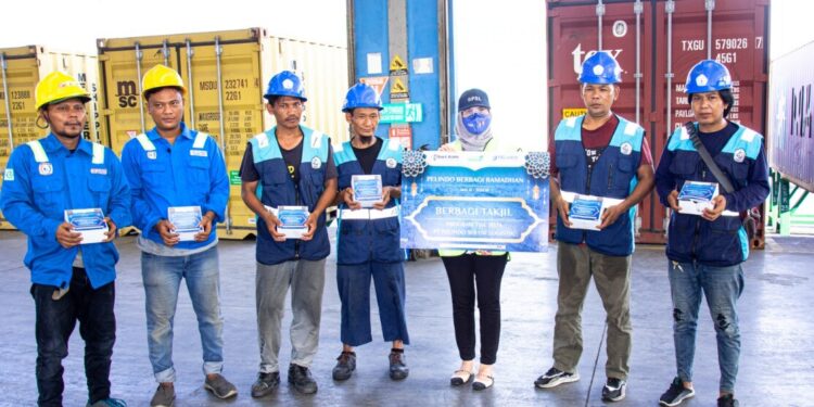 Pelindo Solusi Logistik Libatkan UMKM Bagikan Takjil untuk TKBM dan Masyarakat Sekitar