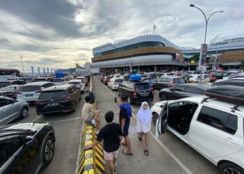 Padatnya Dermaga Pelabuhan Merak Akibat Antrean Pemudik Menuju Pulau Sumatera