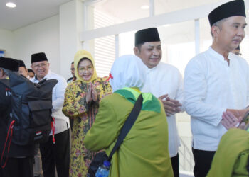 Keberangkatan Lancar, Jemaah Haji Kloter Pertama Embarkasi Kertajati Dilepas oleh Anggota DPR RI Itje Siti Dewi Kuraesin