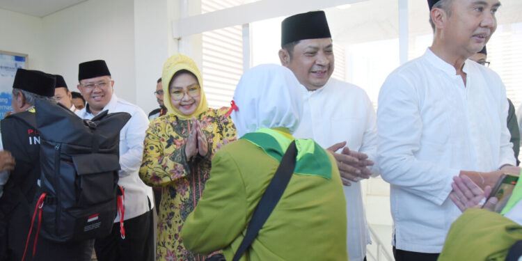 Keberangkatan Lancar, Jemaah Haji Kloter Pertama Embarkasi Kertajati Dilepas oleh Anggota DPR RI Itje Siti Dewi Kuraesin