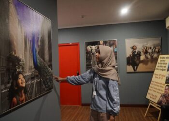 Denny JA Pelukis Pertama di Indonesia Dengan Asisten Artificial Intelligence