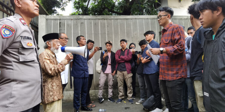 Unjuk Rasa Massa Aliansi Mahasiswa Purwakarta Tuntut Tindakan Tegas Terhadap Oknum Partai Golkar Terlibat Perselingkuhan dan Gratifikasi