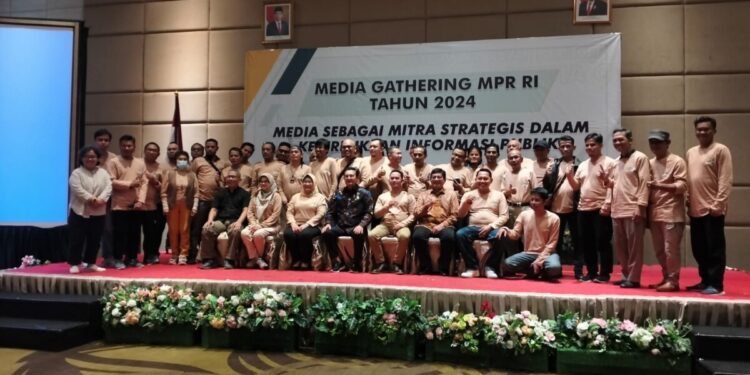 Wakil Ketua MPR Fadel Muhammad Tekankan Peran Strategis Media dalam Keterbukaan Informasi Publik
