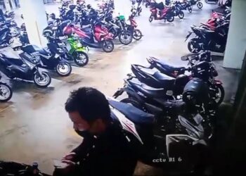 Viral! Aksi Nekat Pria Dewasa Kantongi Helm dengan Ransel