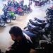 Viral! Aksi Nekat Pria Dewasa Kantongi Helm dengan Ransel