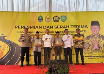 Bambang Hermanto Bersama Kementerian ESDM Serahkan Ratusan Bantuan PJUTS di Kabupaten Indramayu