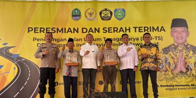 Bambang Hermanto Bersama Kementerian ESDM Serahkan Ratusan Bantuan PJUTS di Kabupaten Indramayu