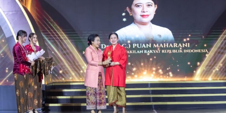 Balutan Kebaya Merah Puan Hiasi Penganugerahan Kartini Award: Tekankan ‘Woman Support Woman’