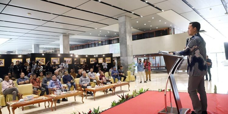 Wakil Ketua Komisi III DPR RI Apresiasi Kinerja Wartawan Parlemen dalam Pameran Foto Warna-Warni Parlemen XIV Dan AJK IV