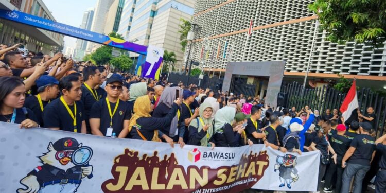 Bawaslu Gelar Jalan Sehat dan Penanaman Pohon Manggis sebagai Simbol Integritas Menjelang Pilkada 2024