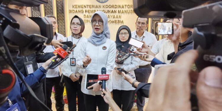 Deputi Bidang Koordinasi Peningkatan Kualitas Anak, Perempuan, dan Pemuda Kemenko PMK, Woro Srihastuti Sulistyaningrum, dalam Acara Deputy Meet the Press