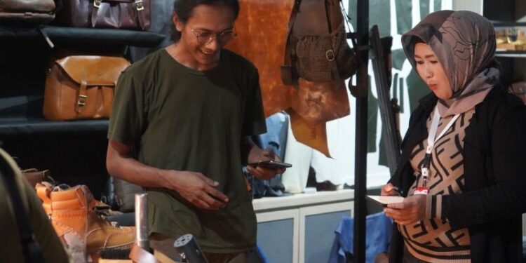 Produk Kulit Garut Jadi Primadona di Indonesia Clothing Summit 2024