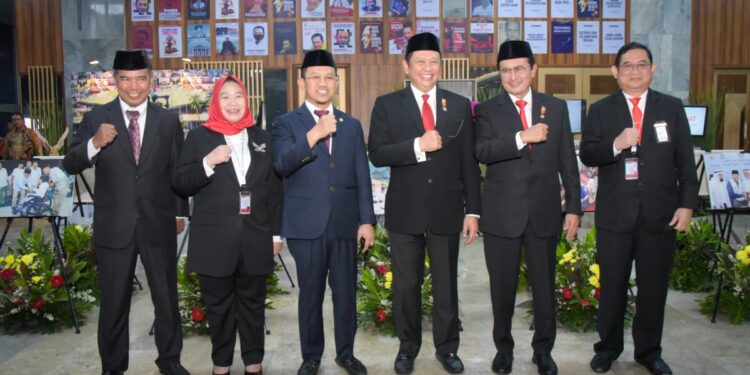 Prosesi Penyerahan Buku Karya Pimpinan MPR Kepada Perpustakaan MPR, Siti Fauziah: Kami Bangga dan Akan Menjaga Buku Ini