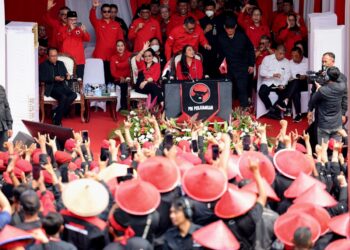 Jadi Pembina Upacara, Megawati Memimpin Pengibaran Bendera Merah Putih di Hadapan Lautan Satgas PDIP