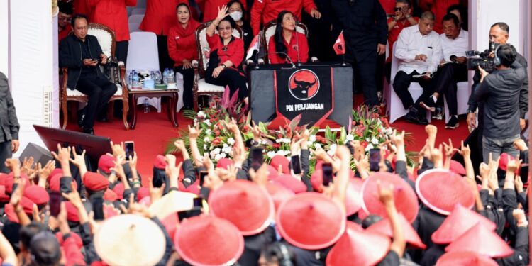 Jadi Pembina Upacara, Megawati Memimpin Pengibaran Bendera Merah Putih di Hadapan Lautan Satgas PDIP