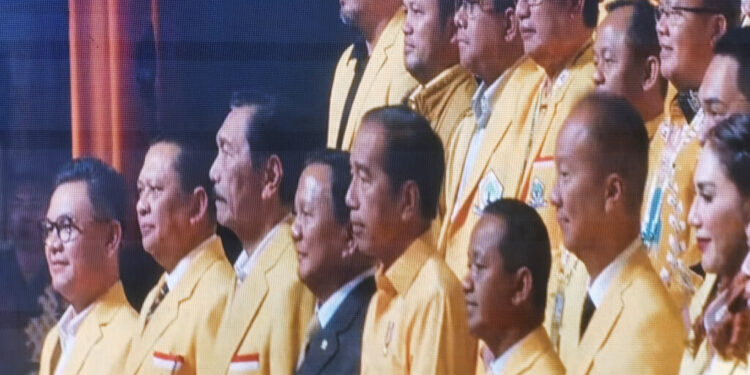 Kemeja Kuning Jokowi Buat Bahlil Lahadalia Pangling di Penutupan Munas Golkar