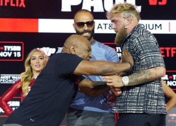 Mike Tyson Dorong Jake Paul saat Faceoff Menjelang Duel Tinju