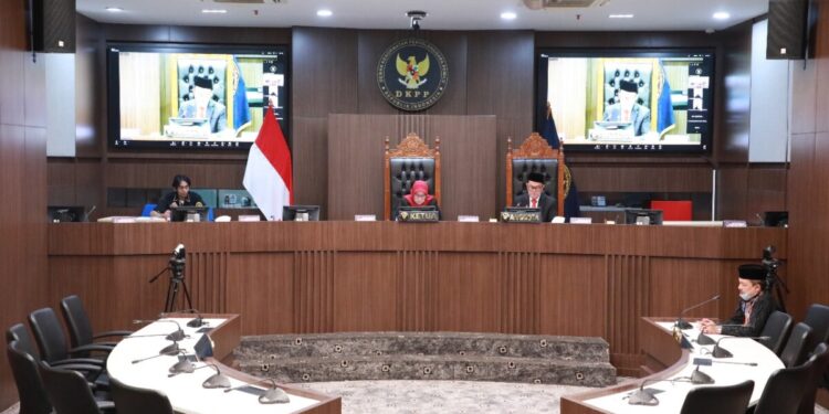 DKPP Pecat Anggota Bawaslu OKU dan Berikan Peringatan Keras pada Rekannya