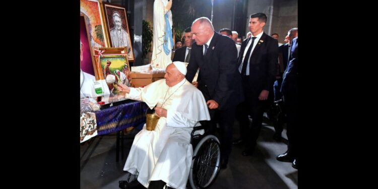 Dua Lukisan Denny JA ‘Paus Mencuci Kaki Rakyat Indonesia’ Mendapat Berkat Paus Fransiskus di Jakarta