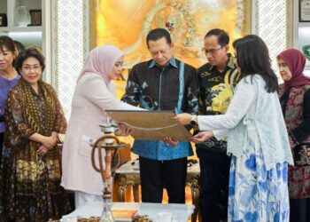 Bamsoet Terima Penghargaan dari Kelompencapir Disscusion Notaris Indonesia, Tekankan Pentingnya Digitalisasi Layanan Notaris