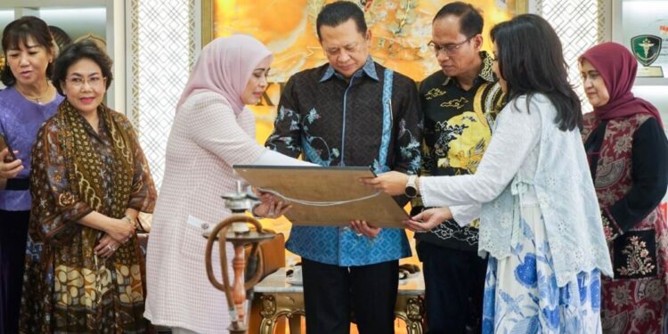 Bamsoet Terima Penghargaan dari Kelompencapir Disscusion Notaris Indonesia, Tekankan Pentingnya Digitalisasi Layanan Notaris