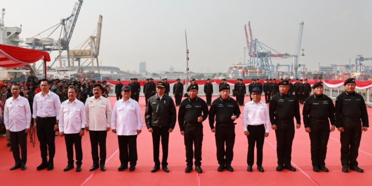 Prabowo Subianto dan Presiden Jokowi Saksikan Meriahnya Gelar Pasukan TNI AL di Teluk Jakarta
