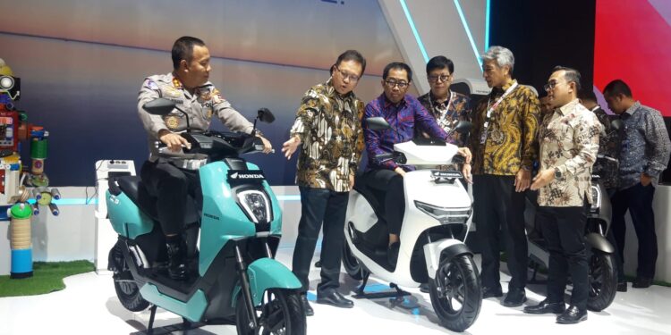 Honda ICON e: dan CUV e: Meriahkan Booth AHM di IMOS 2024