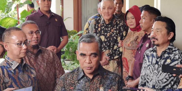 Pimpinan MPR RI Serahkan Undangan Pelantikan Presiden dan Wakil Presiden Terpilih kepada Try Sutrisno