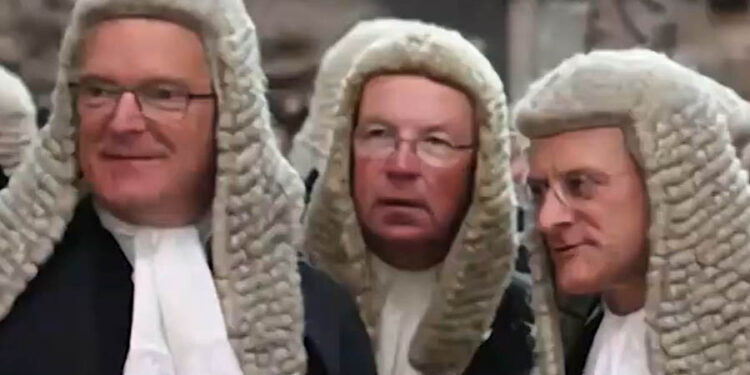 Tradisi Unik: Hakim di Inggris Masih Gunakan Rambut Palsu dalam Persidangan