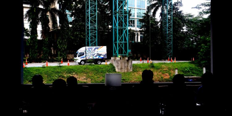 TruK Listrik Fuso eCanter memiliki Kemampuan Baterai Tahan Hingga 140 Kilometer