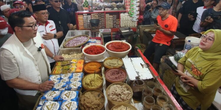 Didukung Pedagang, Ridwan Kamil Diberi Cincin Kemenangan