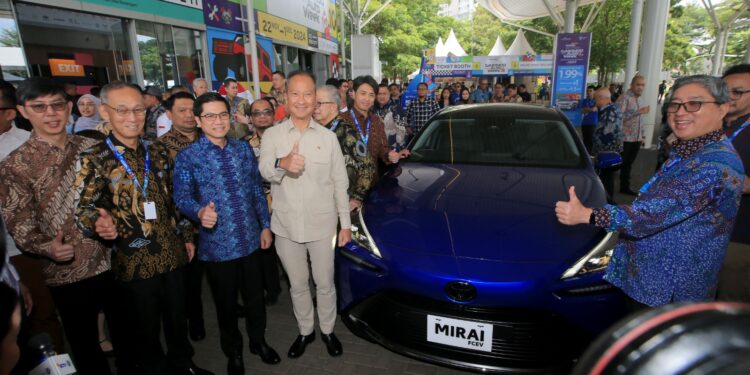 Menteri Perindustrian Kagumi Toyota Mirai Gen-2 Bertenaga Hidrogen
