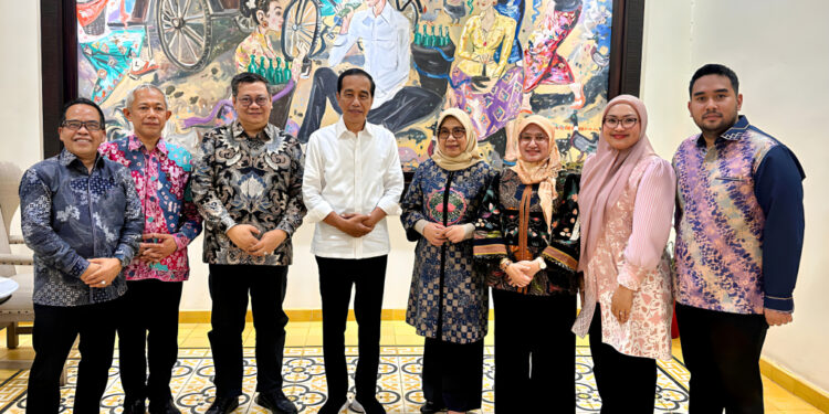 TASPEN Serahkan Manfaat Pensiun dan Tabungan Hari Tua kepada Joko Widodo