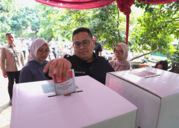 Momen Ketua Bawaslu RI Rahmat Bagja Nyoblos di TPS 063 Tangerang Selatan