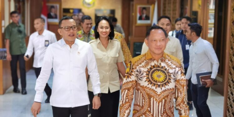 Kolaborasi Mendagri Tito Karnavian dan Menteri Perlindungan Pekerja Migran untuk Perkuat Perlindungan PMI